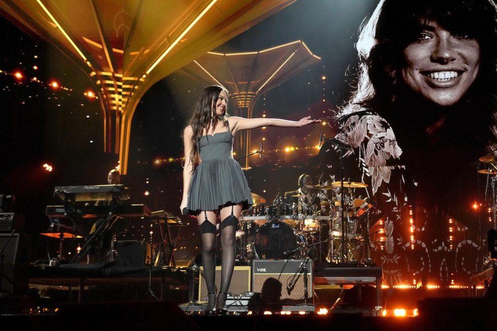 Olivia Rodrigo inducting Carly Simon into the 2022 Rock & Roll Hall of Fame